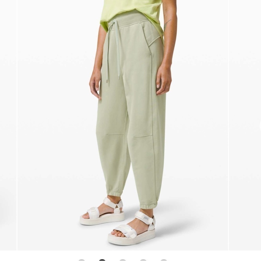 Lululemon Relaxed Fit French Terry Jogger
Green Fern size 6